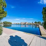Apartment With Mountain And Lake View