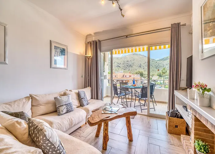 Apartment With Mountain And Lake View
